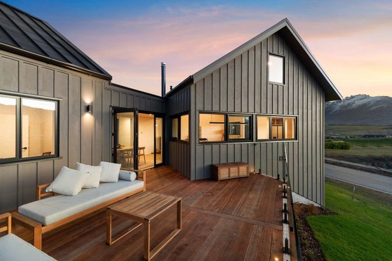 Photo of property in 44 Cunninghams Drive, Jacks Point, Queenstown, 9371