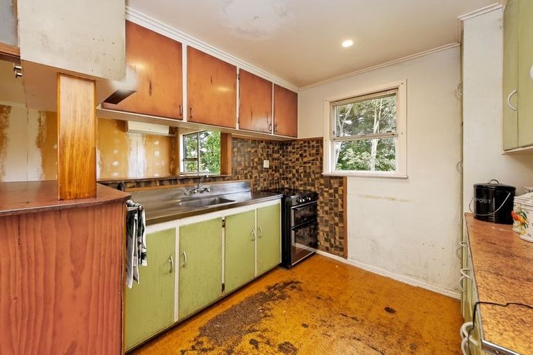 Photo of property in 1 Normandy Place, Henderson, Auckland, 0610