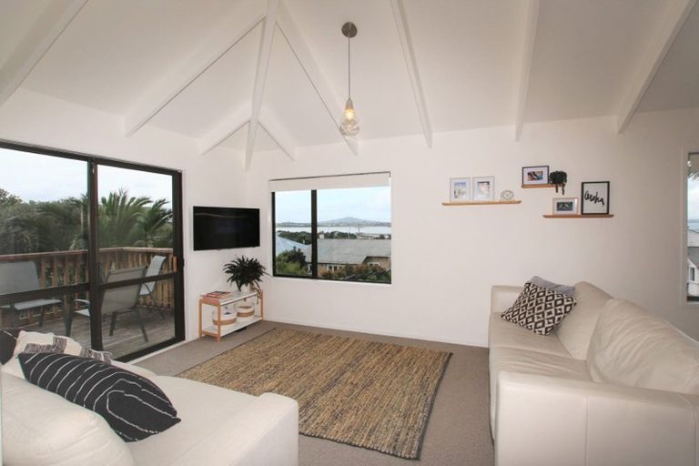 Photo of property in 2/123 Queen Street, Northcote Point, Auckland, 0627