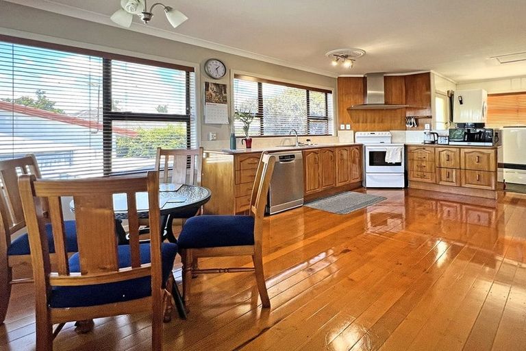 Photo of property in 2 Lincoln Road, Manurewa East, Auckland, 2102