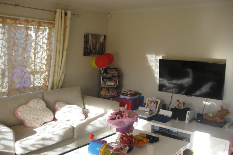 Photo of property in 50a Miles Crescent, Newlands, Wellington, 6037