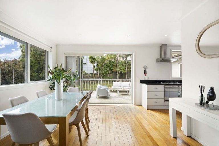 Photo of property in 1 Selwyn Crescent, Forrest Hill, Auckland, 0620