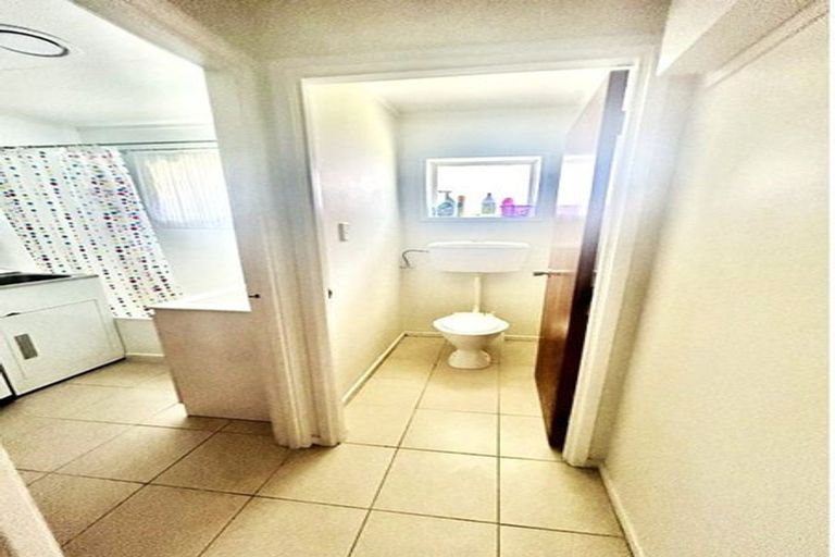 Photo of property in 4/318 Te Atatu Road, Te Atatu South, Auckland, 0610