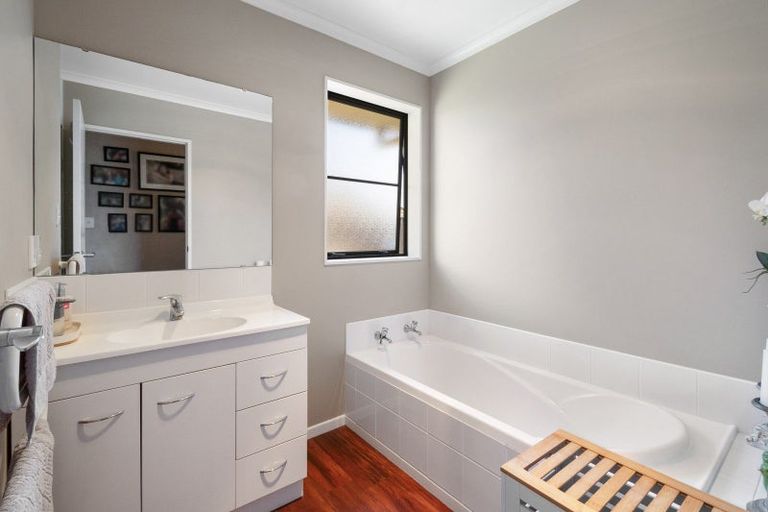 Photo of property in 36 Geneva Terrace, Kelvin Grove, Palmerston North, 4414