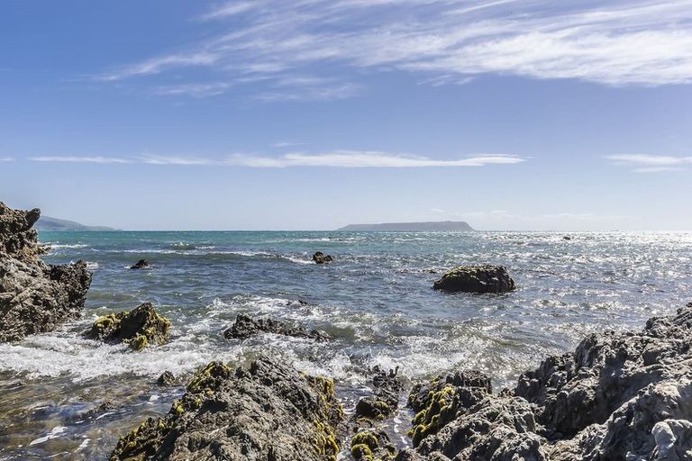 Photo of property in 77 Moana Road, Plimmerton, Porirua, 5026