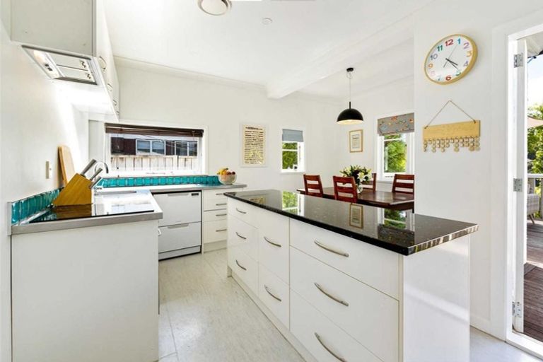 Photo of property in 12 Eastglen Road, Glen Eden, Auckland, 0602