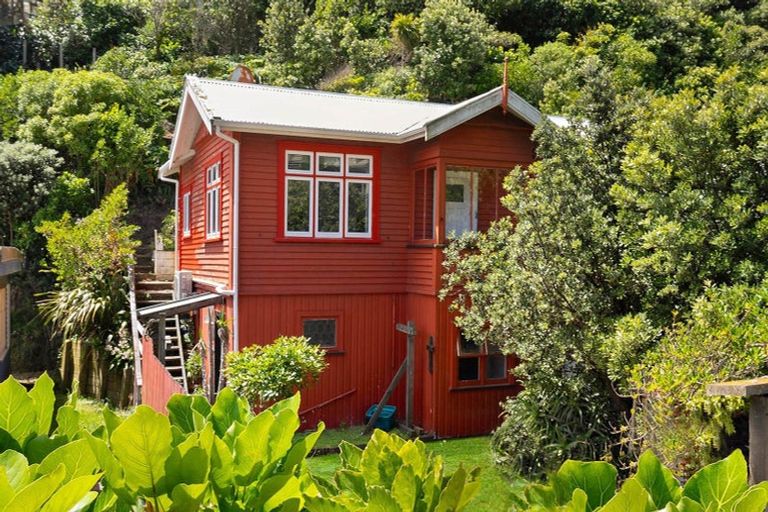 Photo of property in 64 Hungerford Road, Houghton Bay, Wellington, 6023