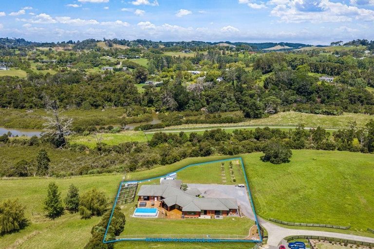Photo of property in 13 Te Awa Place, Red Beach, 0932