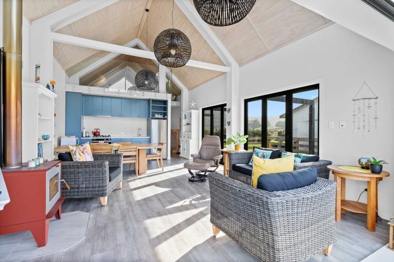 Photo of property in 497 Waikawa-curio Bay Road, Curio Bay, Tokanui, 9884