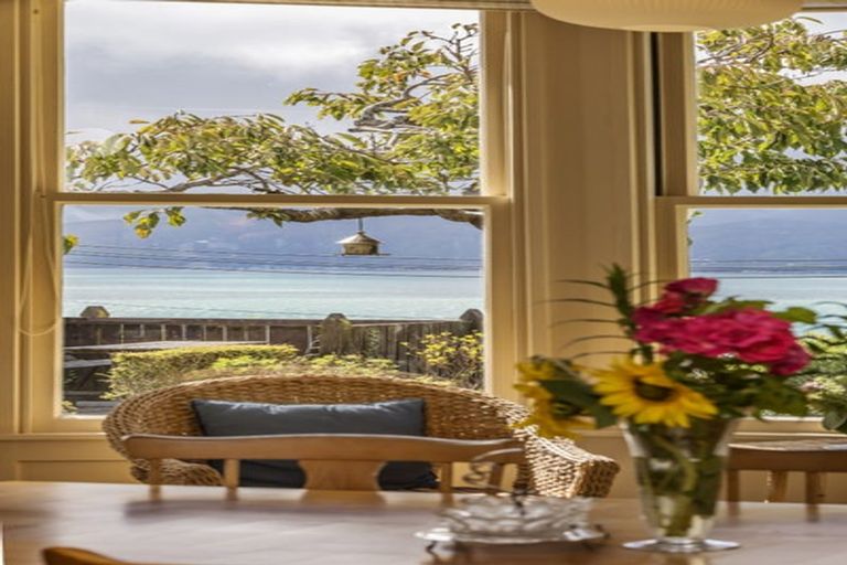 Photo of property in 51 Awa Road, Karaka Bays, Wellington, 6022