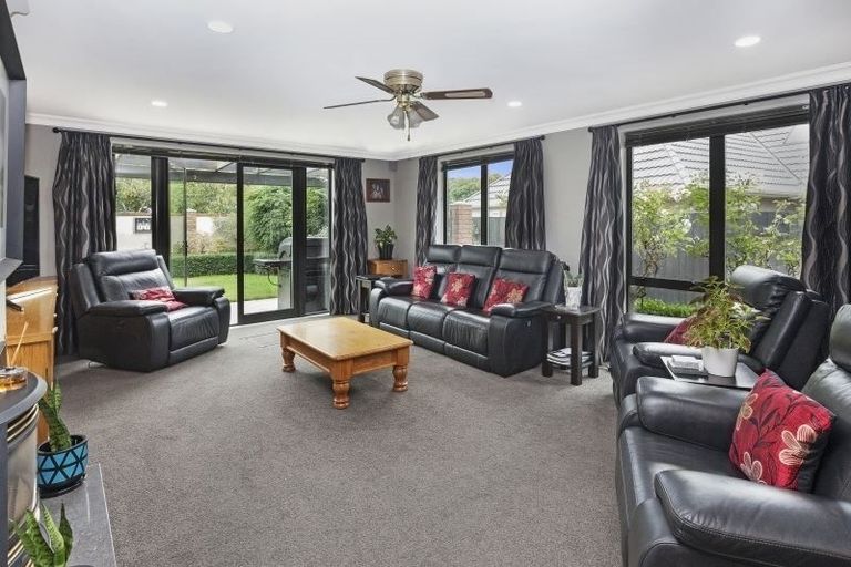 Photo of property in 28 Glasnevin Drive, Casebrook, Christchurch, 8051