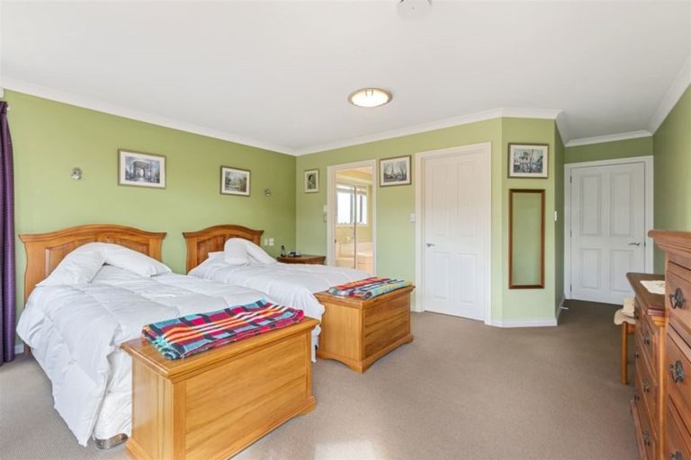 Photo of property in 18 Willowview Drive, Redwood, Christchurch, 8051