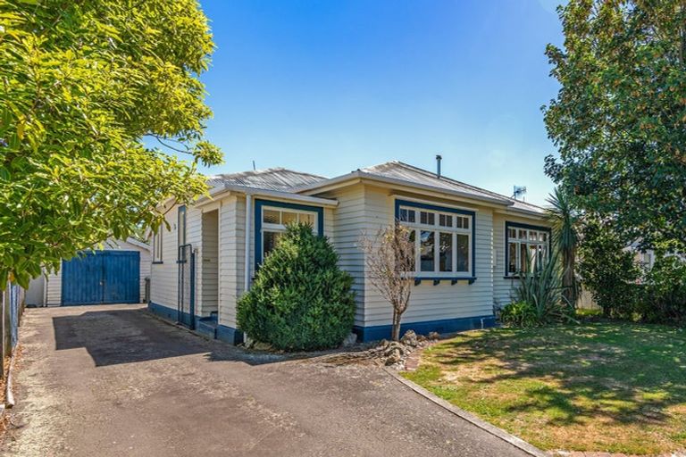 Photo of property in 16 Burns Avenue, Takaro, Palmerston North, 4412