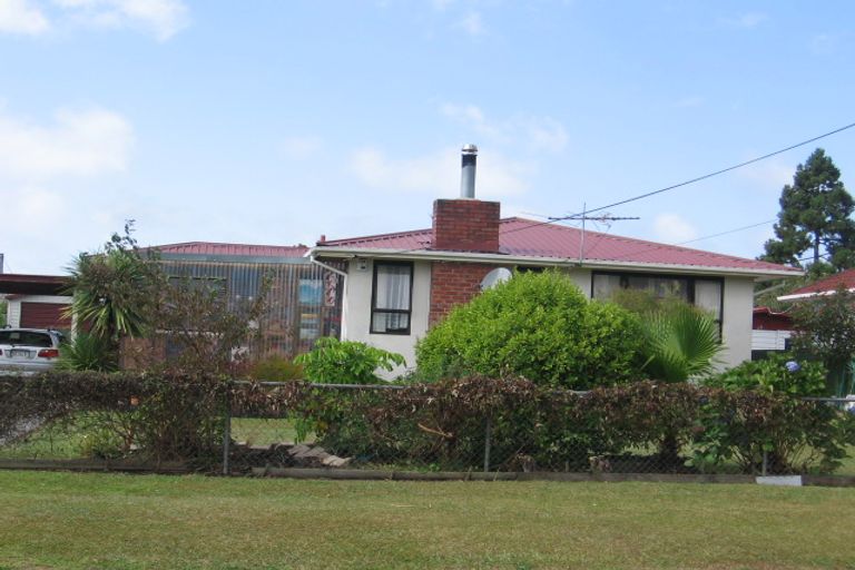 Photo of property in 6 Bamboo Grove, Kelston, Auckland, 0602