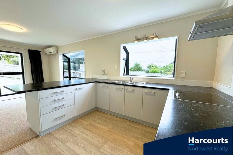 Photo of property in 39 Jaemont Avenue, Te Atatu South, Auckland, 0610