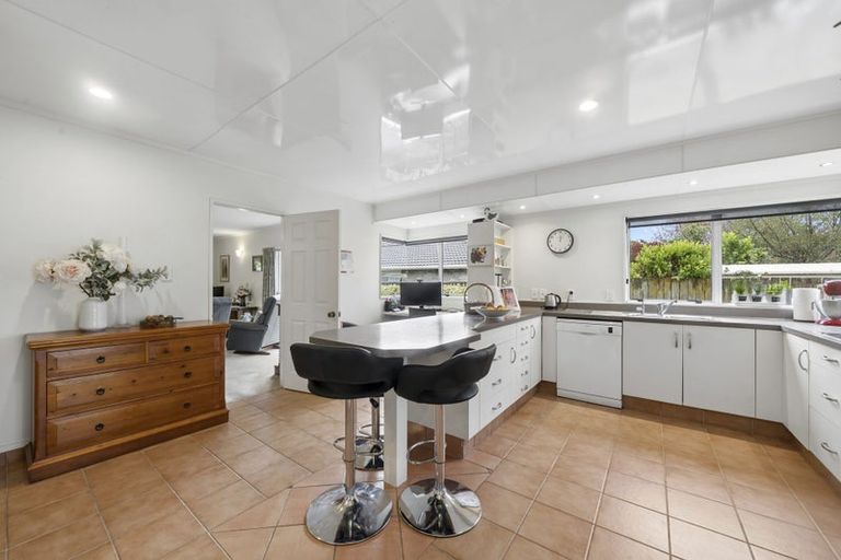 Photo of property in 5 Papawai Grove, Waikanae, 5036