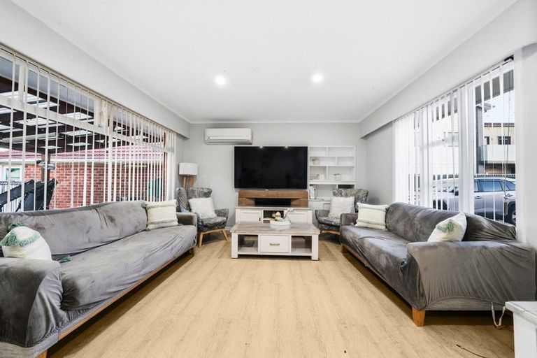 Photo of property in 25 Great South Road, Papatoetoe, Auckland, 2025