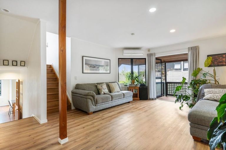 Photo of property in 2/36 Beulah Avenue, Rothesay Bay, Auckland, 0630