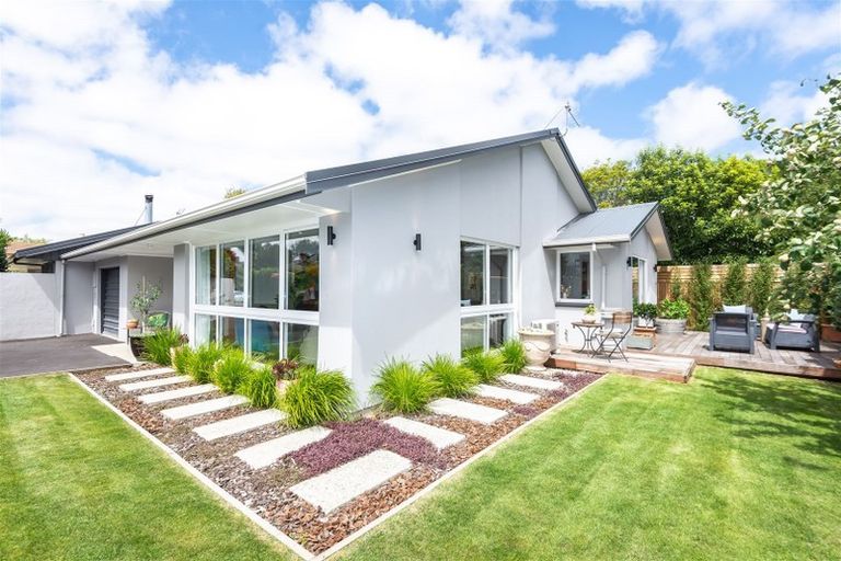 Photo of property in 2/10 Ladbrokes Place, Fendalton, Christchurch, 8052