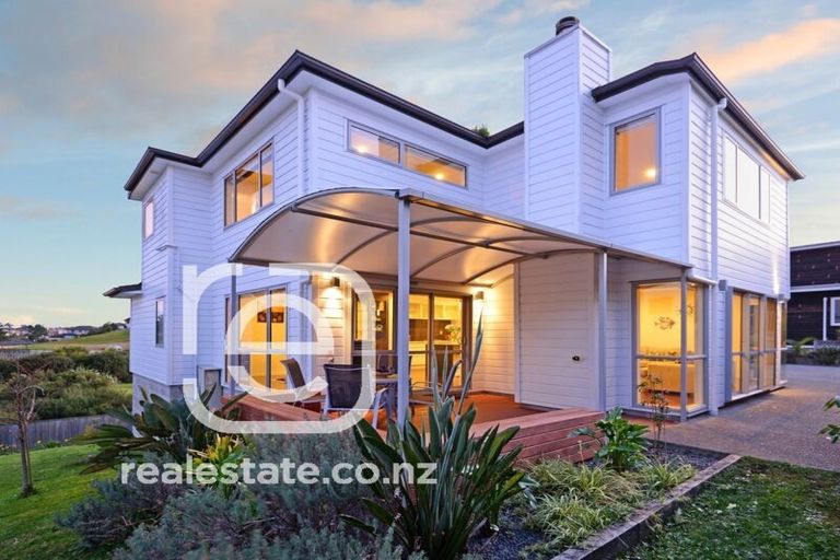 Photo of property in 16 Lakeridge Close, Northcross, Auckland, 0632