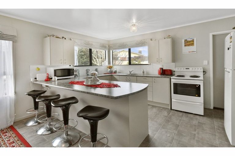 Photo of property in 2/8 Mcinnes Road, Weymouth, Auckland, 2103