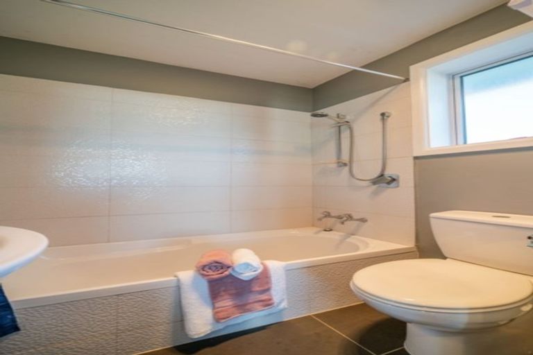 Photo of property in 19 Elwyn Place, Avonhead, Christchurch, 8042