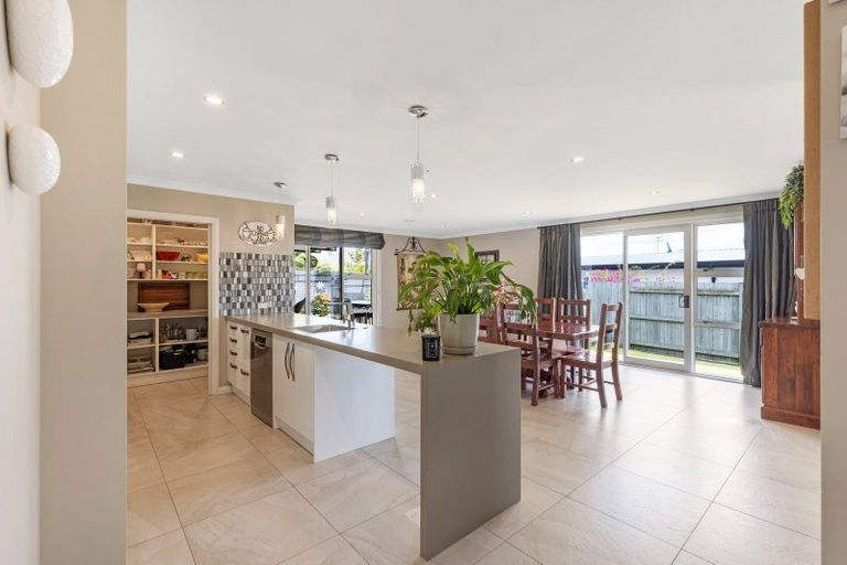 Photo of property in 11 Monaco Grove, Fitzherbert, Palmerston North, 4410