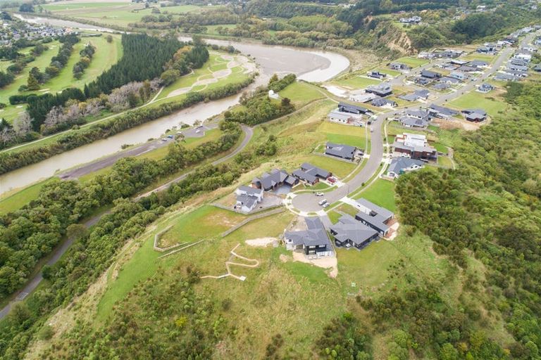 Photo of property in 73 Vaucluse Heights, Fitzherbert, Palmerston North, 4410