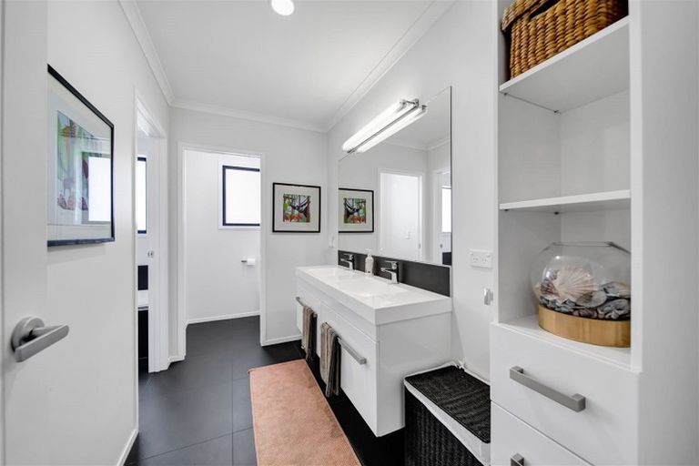 Photo of property in 4 Gleneagles Way, Waiwhakaiho, New Plymouth, 4312