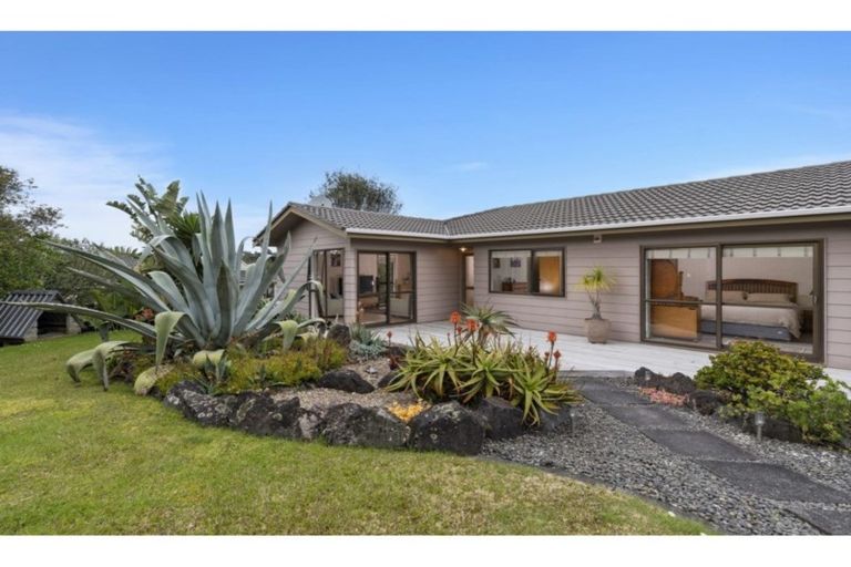Photo of property in 24 Deverell Place, Northcross, Auckland, 0632