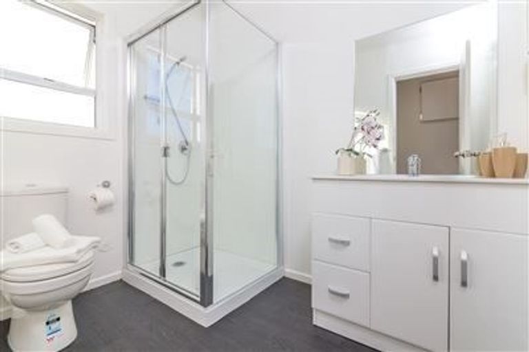 Photo of property in 2 Totara Road, Te Atatu Peninsula, Auckland, 0610