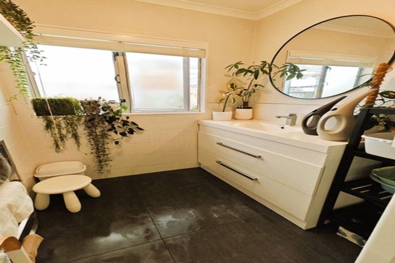 Photo of property in 98 Oaktree Avenue, Browns Bay, Auckland, 0630