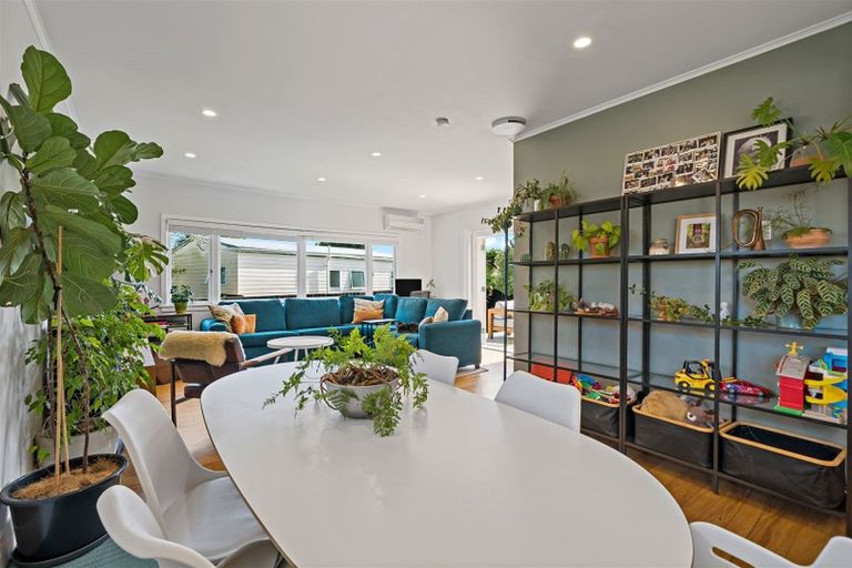 Photo of property in 17a Clinton Avenue, Te Atatu Peninsula, Auckland, 0610