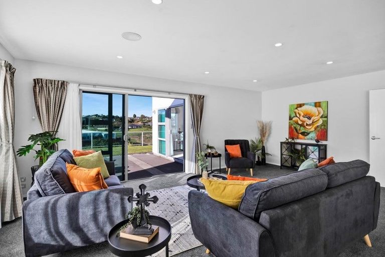 Photo of property in 17a Winstone Place, Highlands Park, New Plymouth, 4312