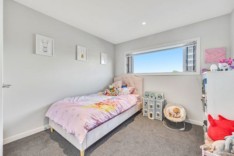 Photo of property in 2 Oakpark Place, West Harbour, Auckland, 0618