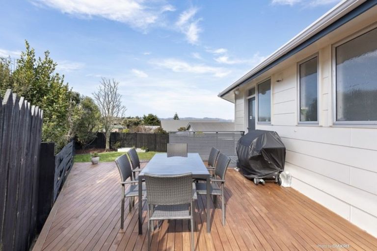 Photo of property in 3 Cheltenham Terrace, Newlands, Wellington, 6037