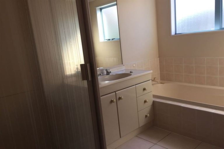 Photo of property in 1b Picasso Drive, West Harbour, Auckland, 0618