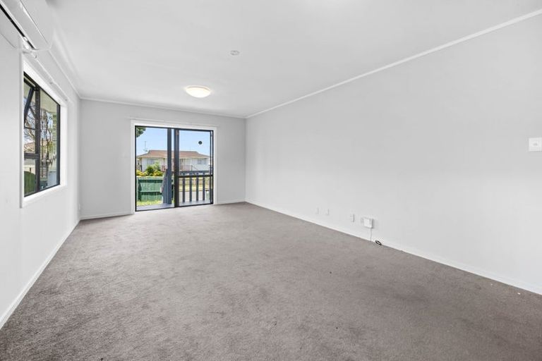 Photo of property in 2/15 Secretariat Place, Randwick Park, Auckland, 2105