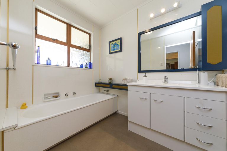 Photo of property in 19 Opawa Place, Terrace End, Palmerston North, 4410