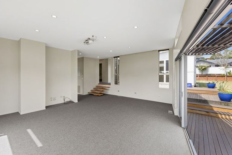 Photo of property in 10e Long Place, Frankleigh Park, New Plymouth, 4310