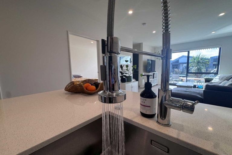 Photo of property in 6 Juniper Drive, Rosehill, Papakura, 2113