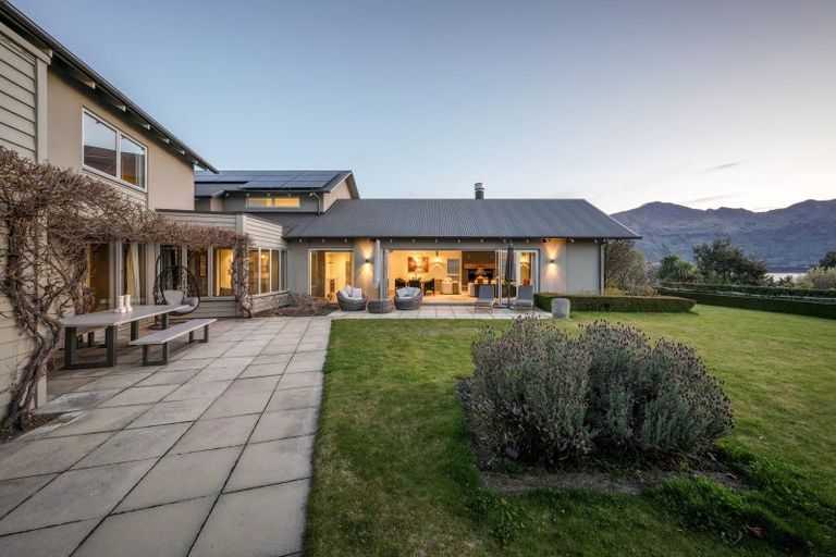 Photo of property in 1 Briar Bank Drive, Wanaka, 9305