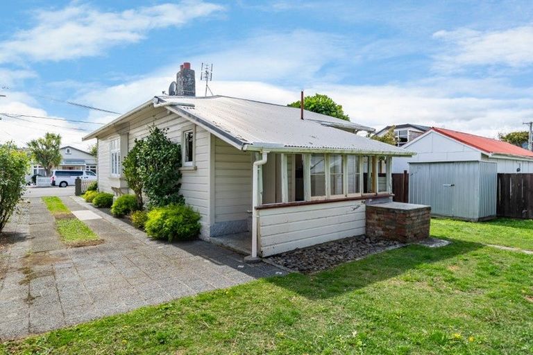Photo of property in 8 Roxburgh Grove, Petone, Lower Hutt, 5012