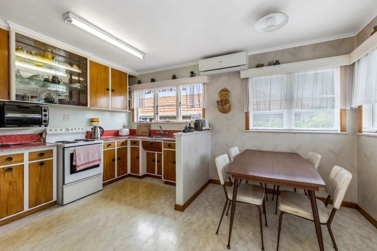 Photo of property in 13 Beaubank Road, Kelston, Auckland, 0602