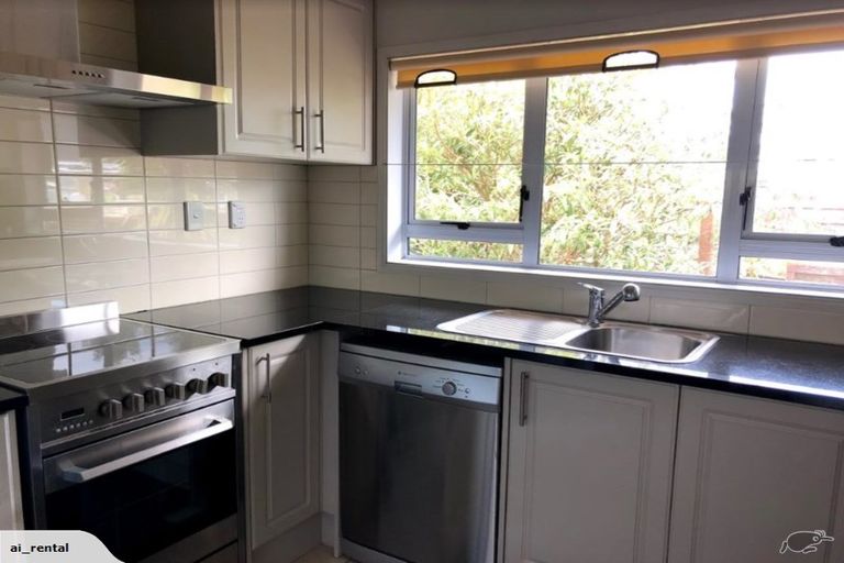 Photo of property in 3 Larne Avenue, Pakuranga Heights, Auckland, 2010