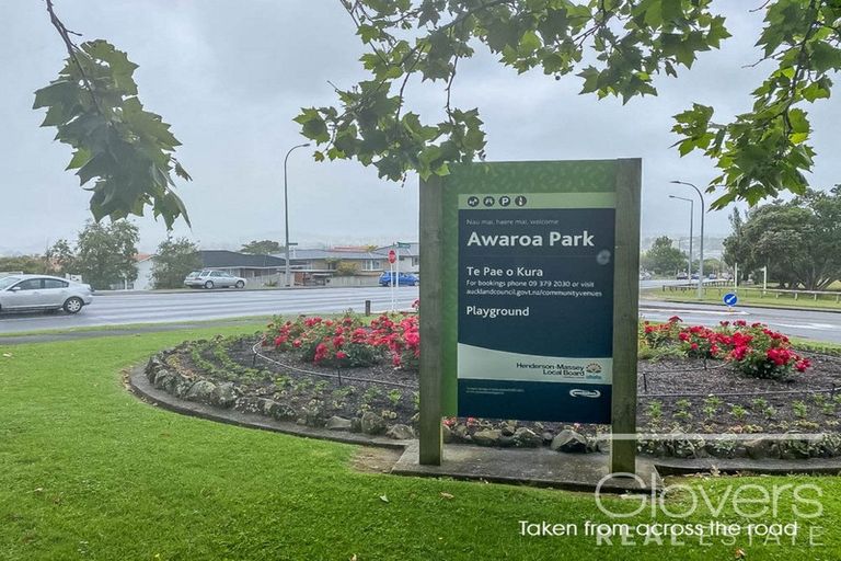 Photo of property in 1/4219 Great North Road, Glendene, Auckland, 0602