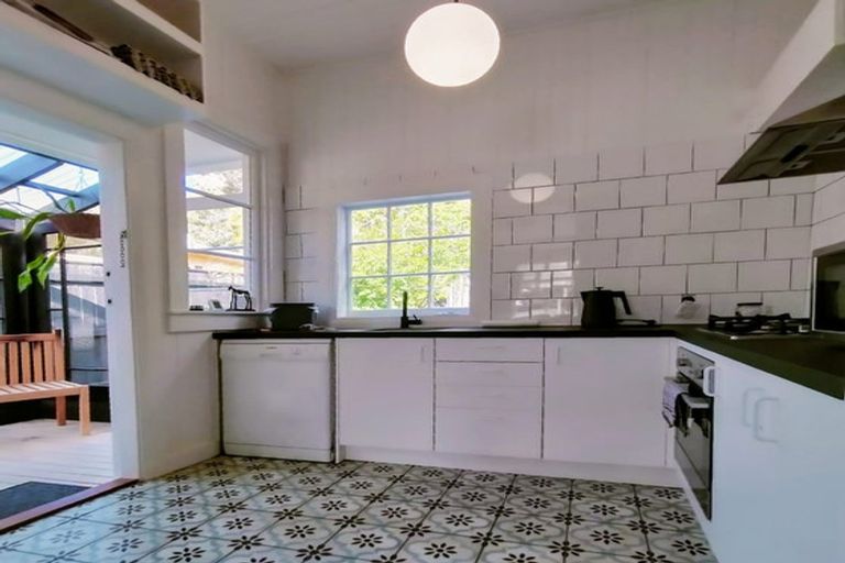 Photo of property in 127 Muritai Road, Eastbourne, Lower Hutt, 5013