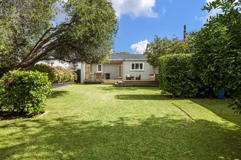 Photo of property in 11 Pasadena Avenue, Point Chevalier, Auckland, 1022