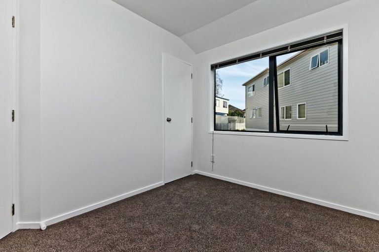 Photo of property in 1/5 Kilham Avenue, Northcote, Auckland, 0627
