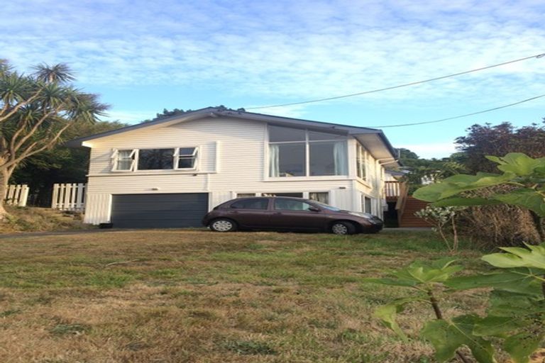 Photo of property in 6 Omega Street, Newlands, Wellington, 6037